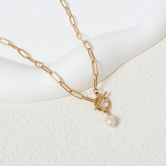 Macro details of the MEHRZEB front toggle clasp and unique natural freshwater pearl showing its premium organic texture.