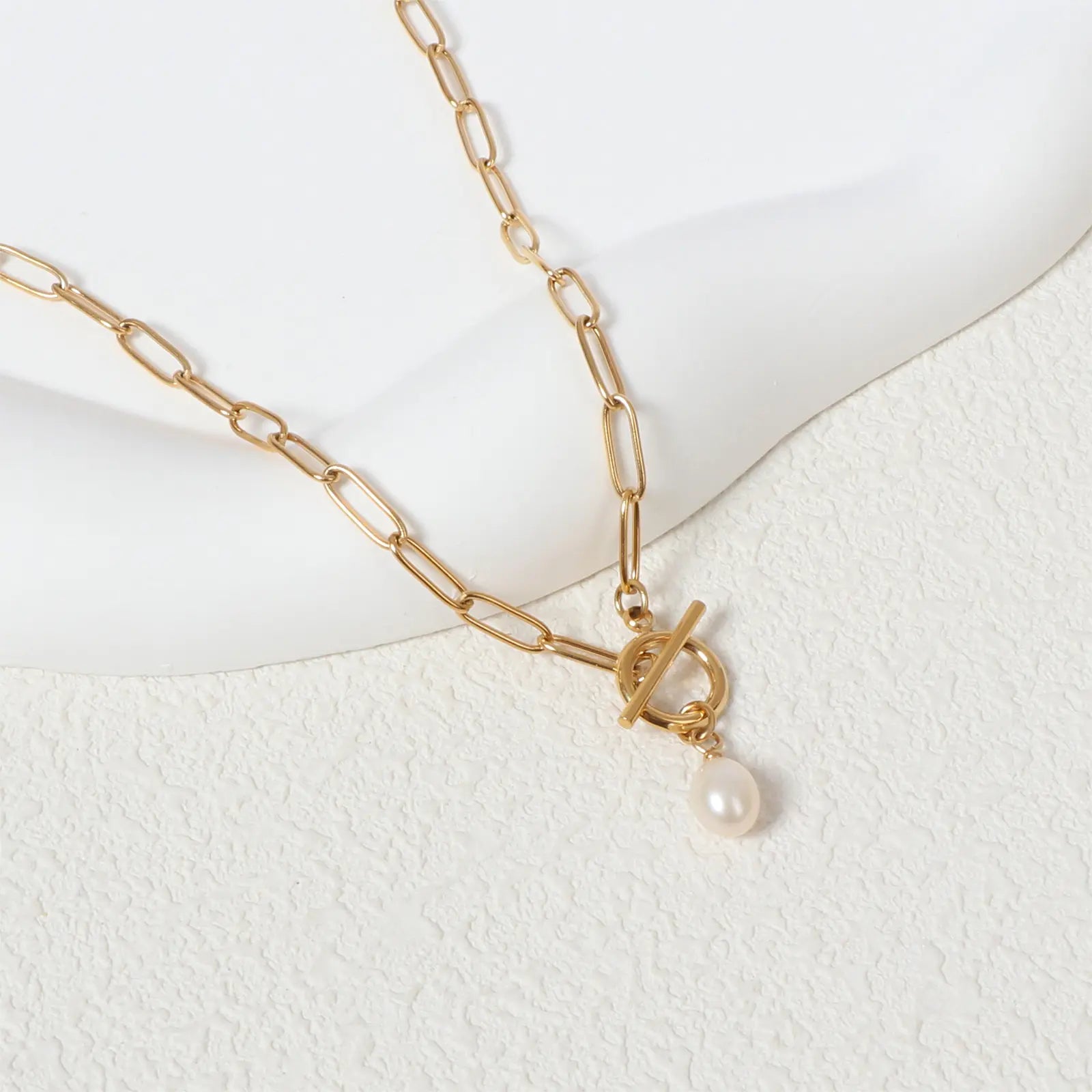 Macro details of the MEHRZEB front toggle clasp and unique natural freshwater pearl showing its premium organic texture.